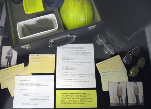 'operative personenmaskierung' (opm) - verkleidungskoffer in den ausführungen 'bauarbeiter' und 'araber' für ausgewählte mfs-mitarebeiter. zu sehen im stasi-museum in der runden ecke in leipzig.